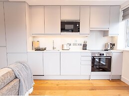 Windsor Castle Two-bedroom Apartment by Belvilla