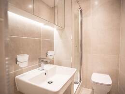 One Bed - Queensmere Shopping Centre by Belvilla