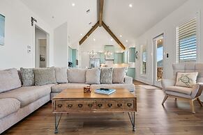 Tidewater 4 Bedroom Home by RedAwning