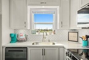 Sea Glass Cottage 2 Bedroom Home by RedAwning