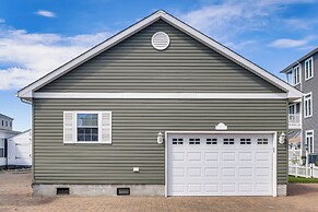 Near Beaches & Shops: Canal-front Selbyville Home