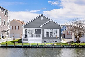 Near Beaches & Shops: Canal-front Selbyville Home