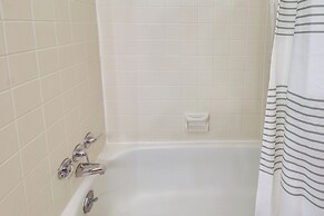 Garden City Home w/ Screened Porch: Near Savannah!