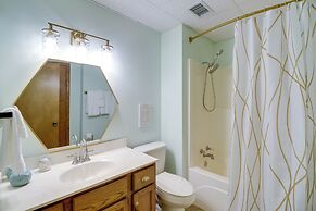 Tranquil Lakefront Greers Ferry Escape w/ Fire Pit