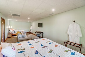 Tranquil Lakefront Greers Ferry Escape w/ Fire Pit