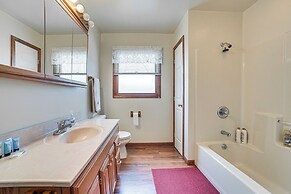 Family-friendly Houghton Lake House: Steps to Lake