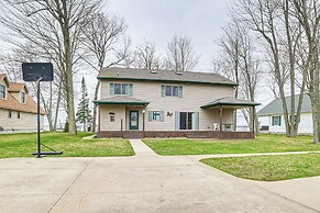 Family-friendly Houghton Lake House: Steps to Lake
