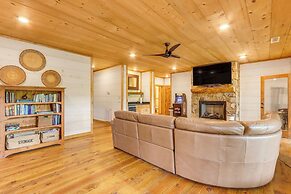 Blue Ridge Cabin w/ Hot Tub, Deck & Mountain Views