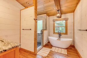 Blue Ridge Cabin w/ Hot Tub, Deck & Mountain Views