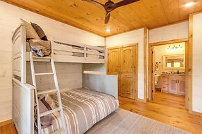 Blue Ridge Cabin w/ Hot Tub, Deck & Mountain Views