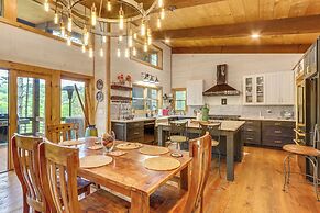 Blue Ridge Cabin w/ Hot Tub, Deck & Mountain Views