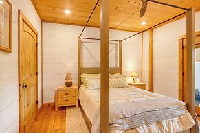 Blue Ridge Cabin w/ Hot Tub, Deck & Mountain Views