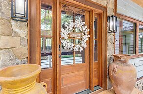 Blue Ridge Cabin w/ Hot Tub, Deck & Mountain Views