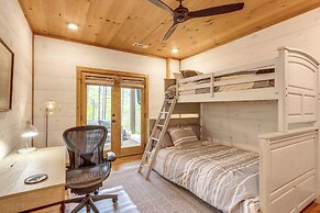 Blue Ridge Cabin w/ Hot Tub, Deck & Mountain Views