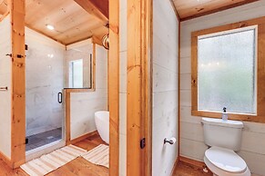 Blue Ridge Cabin w/ Hot Tub, Deck & Mountain Views