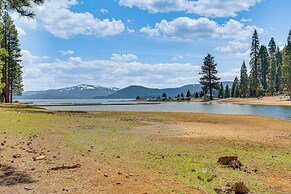 Spacious Retreat w/ Backyard: 1 Mi to Lake Almanor