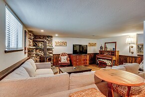 Spacious Retreat w/ Backyard: 1 Mi to Lake Almanor