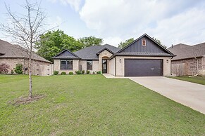 Peaceful Flint Home, Close to Lake Palestine!