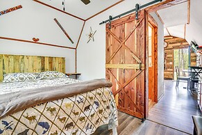 Inviting Des Arc Cabin w/ Fire Pit + Deck!