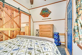 Inviting Des Arc Cabin w/ Fire Pit + Deck!