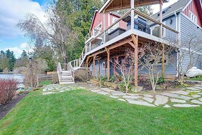 Lakefront Washington Home w/ Grill, Dock & Kayaks!