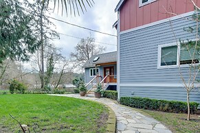 Lakefront Washington Home w/ Grill, Dock & Kayaks!