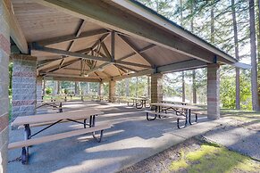 Lakefront Washington Home w/ Grill, Dock & Kayaks!