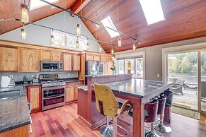Lakefront Washington Home w/ Grill, Dock & Kayaks!