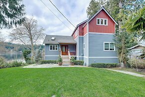 Lakefront Washington Home w/ Grill, Dock & Kayaks!