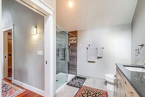 Lakefront Washington Home w/ Grill, Dock & Kayaks!