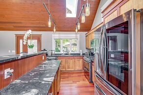 Lakefront Washington Home w/ Grill, Dock & Kayaks!