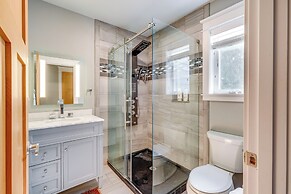 Lakefront Washington Home w/ Grill, Dock & Kayaks!