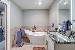 Lakefront Washington Home w/ Grill, Dock & Kayaks!