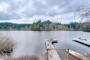 Lakefront Washington Home w/ Grill, Dock & Kayaks!