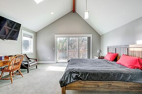 Lakefront Washington Home w/ Grill, Dock & Kayaks!