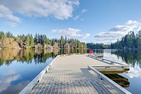 Lakefront Washington Home w/ Grill, Dock & Kayaks!