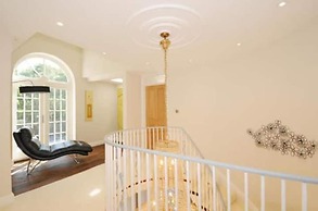 Captivating 5-bed House in Woking