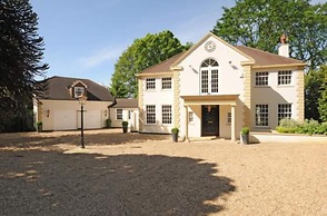 Captivating 5-bed House in Woking