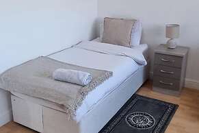 Doncaster Dream House Retreat- Sleeps 9