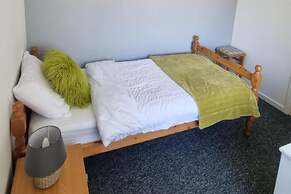 Doncaster-house-sleeps8-parking-garden