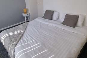 Doncaster-house-sleeps8-parking-garden