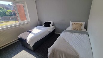 Doncaster-house-sleeps8-parking-garden