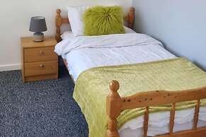 Doncaster-house-sleeps8-parking-garden