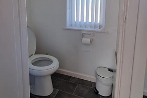 Doncaster-house-sleeps8-parking-garden