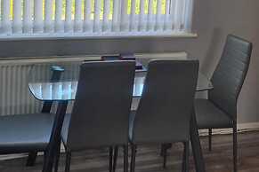 Doncaster-house-sleeps8-parking-garden