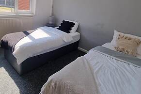 Doncaster-house-sleeps8-parking-garden