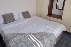 Doncaster-house-sleeps8-parking-garden