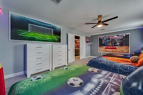 9 Bedroom Family Friendly Retreat - Private Pool