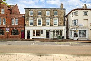 2 Bdr Modern Living in The Old Bank Hse
