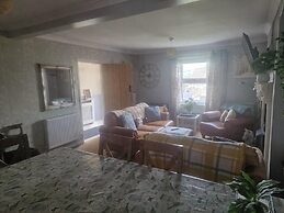 3br-sleeps6-petsok-off Road Parking-garden